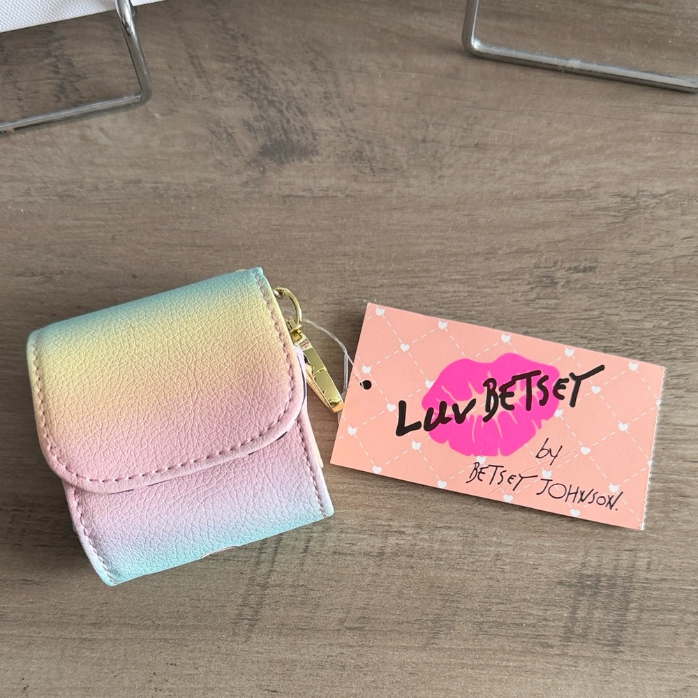 🔖 Betsey Johnson Airpod Case